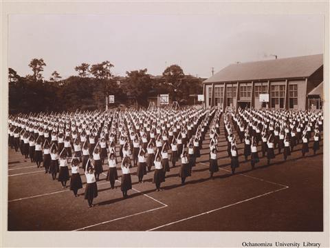 教室外の修錬 「附属高等女学校　合同体操」