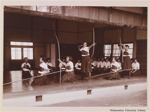 教室外の修錬 「附属高等女学校　弓道場」