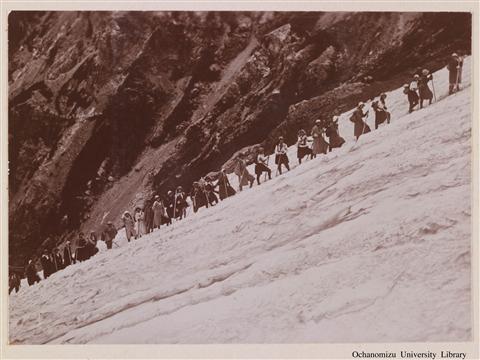 教室外の修錬 「附属高等女学校　夏季の鍛錬　白馬の雪渓」