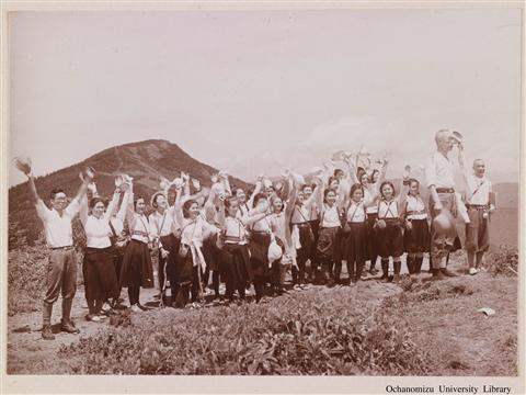 教室外の修錬 「附属高等女学校　夏季の鍛錬　岩菅山頂」