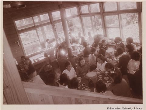 教室外の修錬 「附属高等女学校　夏季の鍛錬　志賀高原山小屋の夕食」