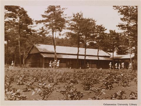 教室外の修錬 「附属小学校　郊外園の園舎」