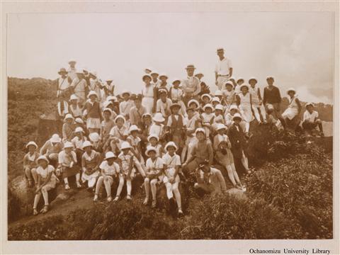 教室外の修錬 「附属小学校　林間学校生活　妙高山頂」
