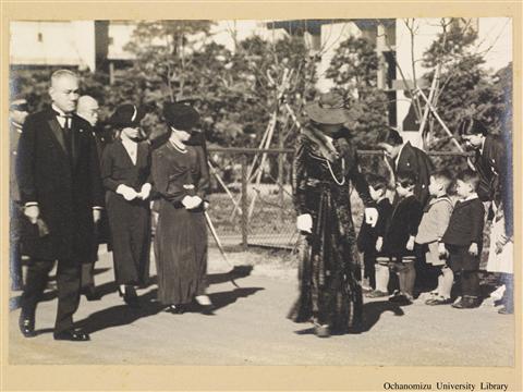 皇后陛下行啓記念写真帖　昭和15年12月3日 「東京特設中等教員養成所関係遺児奉迎二」