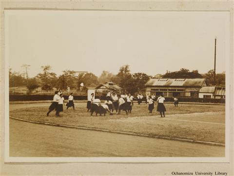 賀陽宮恒憲王殿下東京女子高等師範学校御合臨写真帖 校内巡覧（運動場）