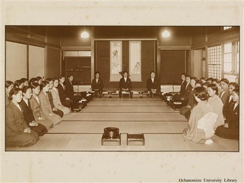 学校と寮 「授業（礼法）」