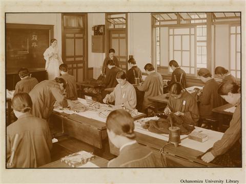 学校と寮 「授業（和服裁縫）」