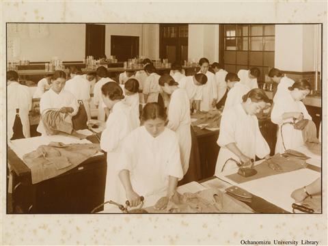 学校と寮 「授業（衣類整理）」