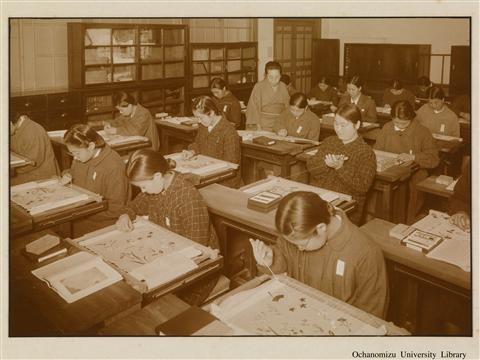 学校と寮 「授業（手芸）」