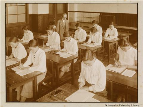 学校と寮 「授業（書道）」