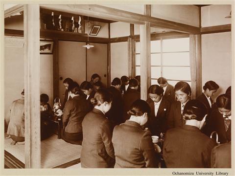 奮起の学校生活 「寮の生活　命日の黙祷（朝のお食事前に）」