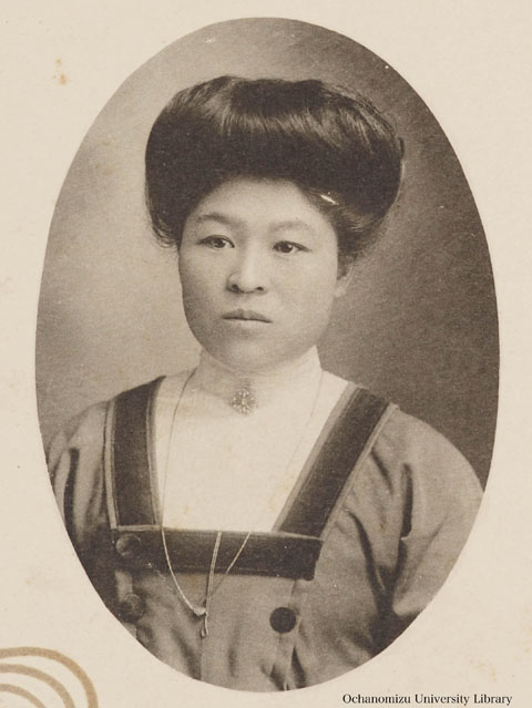 卒業記念写真帖（明治45年3月） 「旧師　井口あくり先生」
