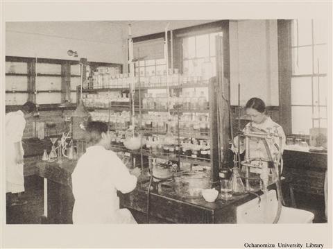 落成記念写真帖 「化学実験室」