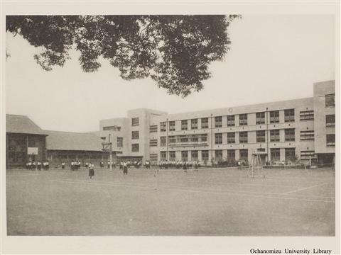 落成記念写真帖 「附属高等女学校校庭」