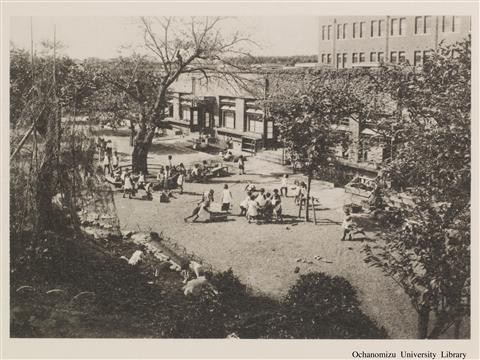 落成記念写真帖 「附属幼稚園庭」