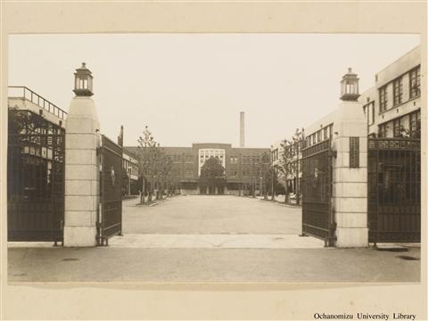 学校生活 正門より望む本館