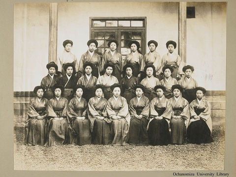 東京女子高等師範学校卒業生写真　上　第六臨時教員養成所　明治35年～大正2年