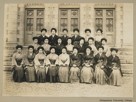東京女子高等師範学校卒業生写真　上　第六臨時教員養成所　明治35年～大正2年