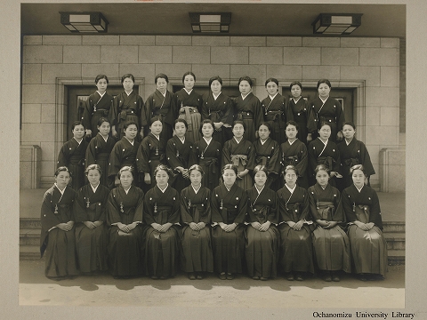 東京女子高等師範学校卒業写真　（昭和17年3月　東京特設中等教員養成所裁縫科）