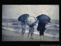 妙高林間学校写真帖（昭和二年頃） 海辺で傘をさす３人